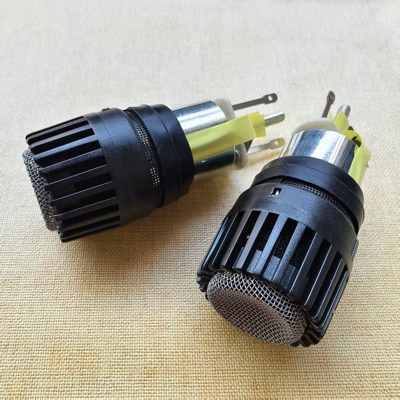 قطعتان من كبسولات SM57 القابلة - مراجعة Shure Mic Mv7 وسعره